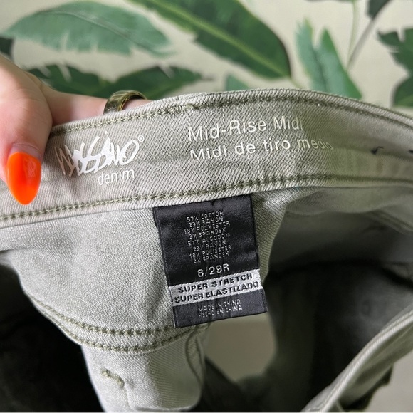 Mossimo Mid Rise Midi Shorts Olive Sage Green Size 8/29 - Picture 5 of 5